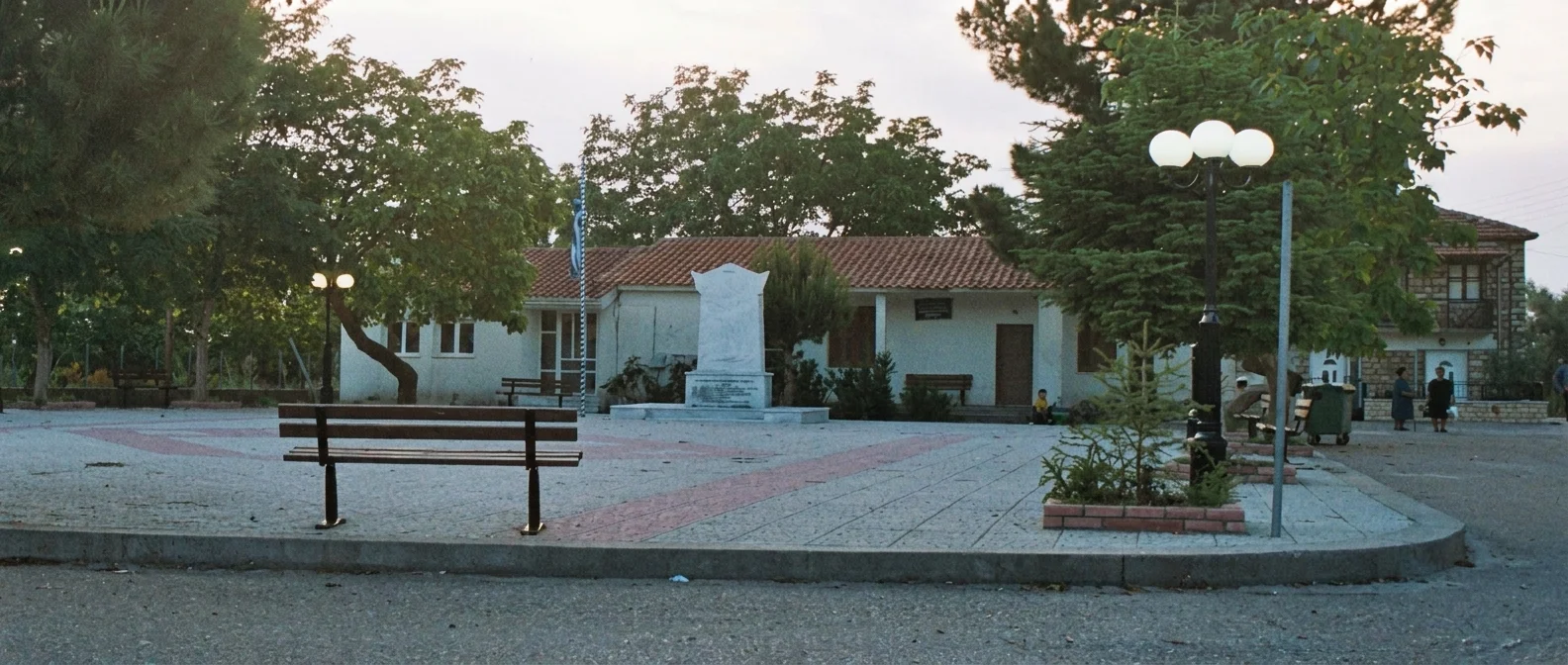 Πλατεία με μνημείο